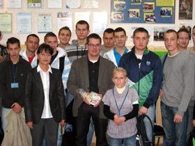 Photo de tout le groupe après le discours de Tomasz Ziajka, directeur de l'entreprise Nettom, dans le cadre du cycle Semaine Polonaise pour la Carrière